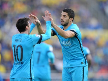Leo Messi y Luis Suárez celebran el gol del uruguayo ante Las Palmas