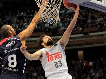 El escolta del Real Madrid Sergio Llull entra a canasta ante Adam Raga, del Laboral Kutxa El escolta del Real Madrid Sergio Llull entra a canasta ante Adam Raga, del Laboral Kutxa