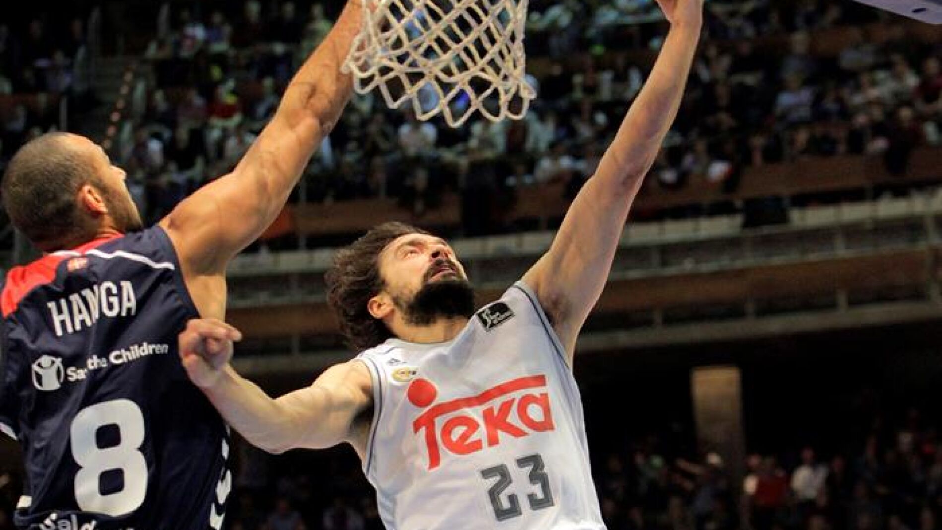 El escolta del Real Madrid Sergio Llull entra a canasta ante Adam Raga, del Laboral Kutxa