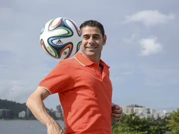 Hierro, con un balón Hierro, con un balón