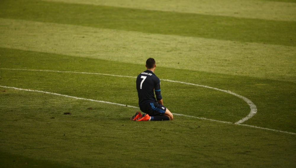 Cristiano, arrodillado en el césped