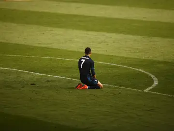 Cristiano, arrodillado en el césped Cristiano, arrodillado en el césped