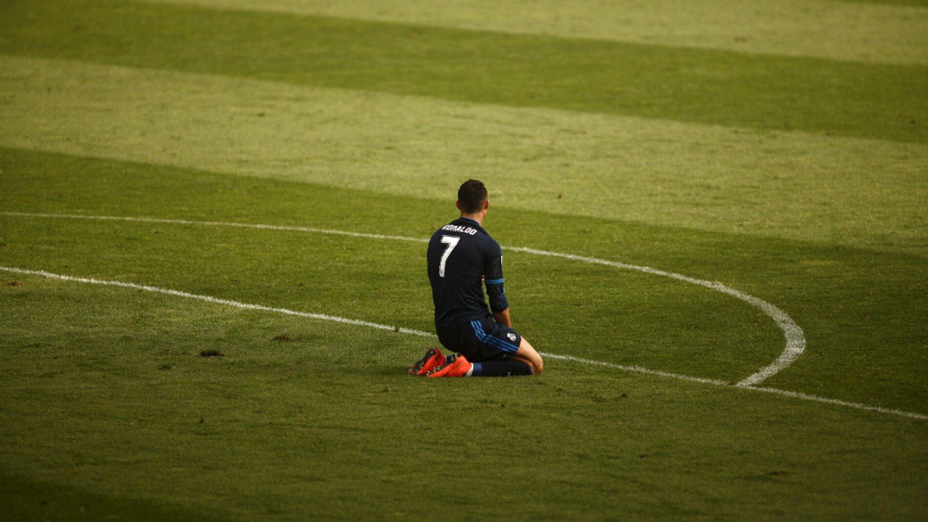 Cristiano, arrodillado en el c&eacute;sped