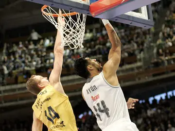 Gustavo Ayón intenta capturar el rebote ante el Gran Canaria Gustavo Ayón intenta capturar el rebote ante el Gran Canaria