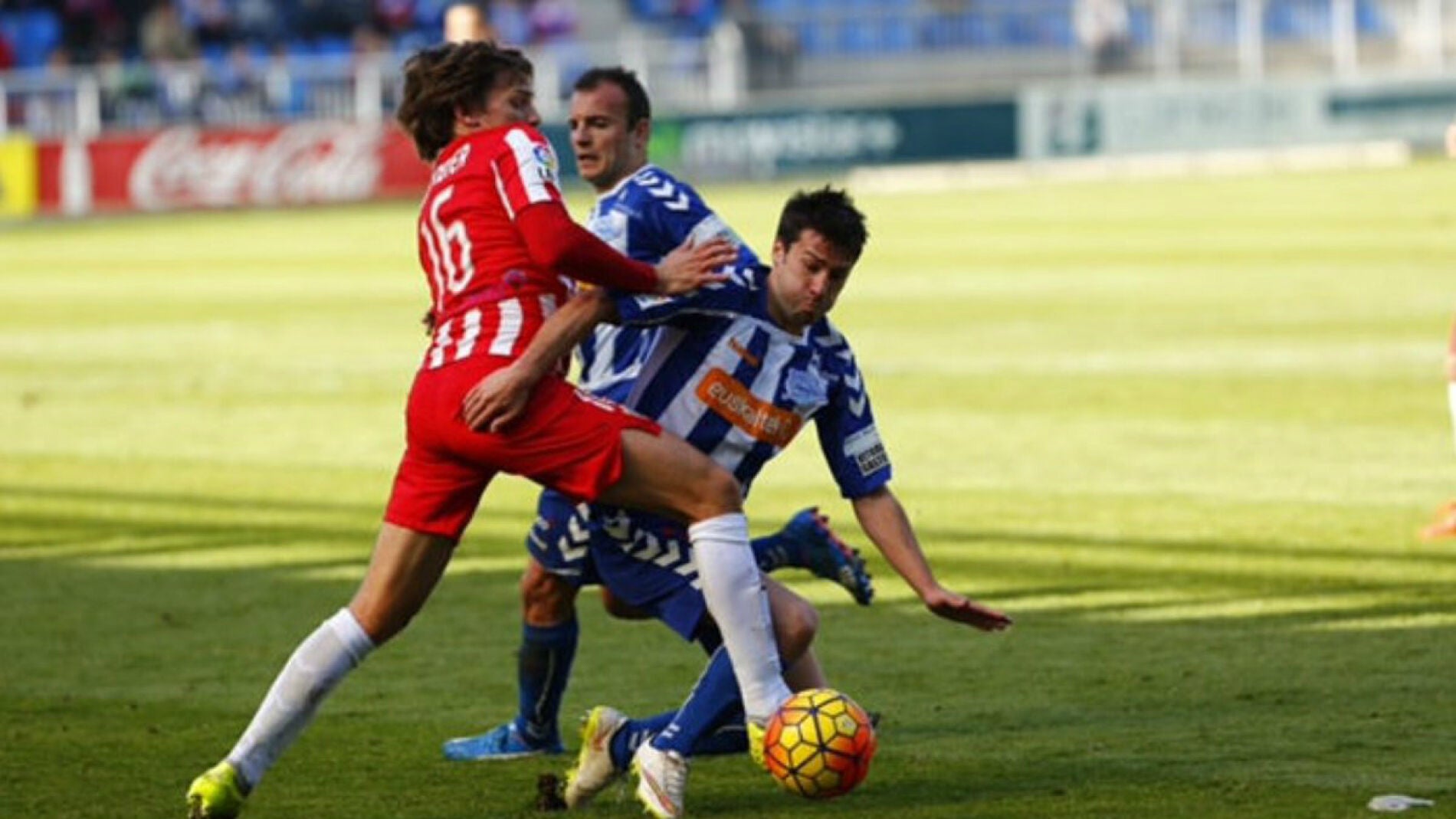 Momento del partido entre el Alav&eacute;s y el Almer&iacute;a