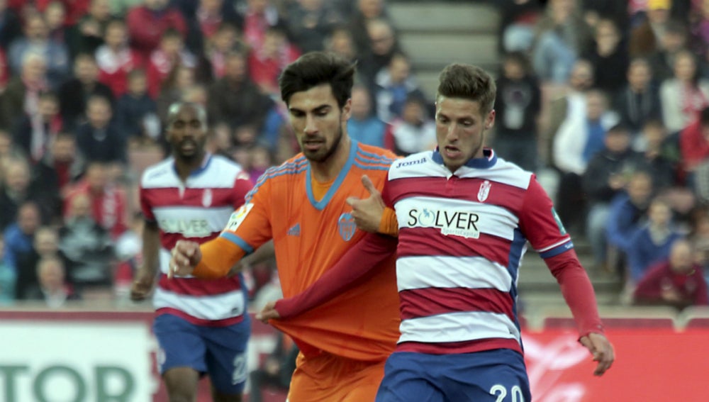 André Gomes y Rubén Pérez pelean por el balón