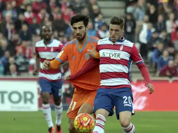 André Gomes y Rubén Pérez pelean por el balón André Gomes y Rubén Pérez pelean por el balón