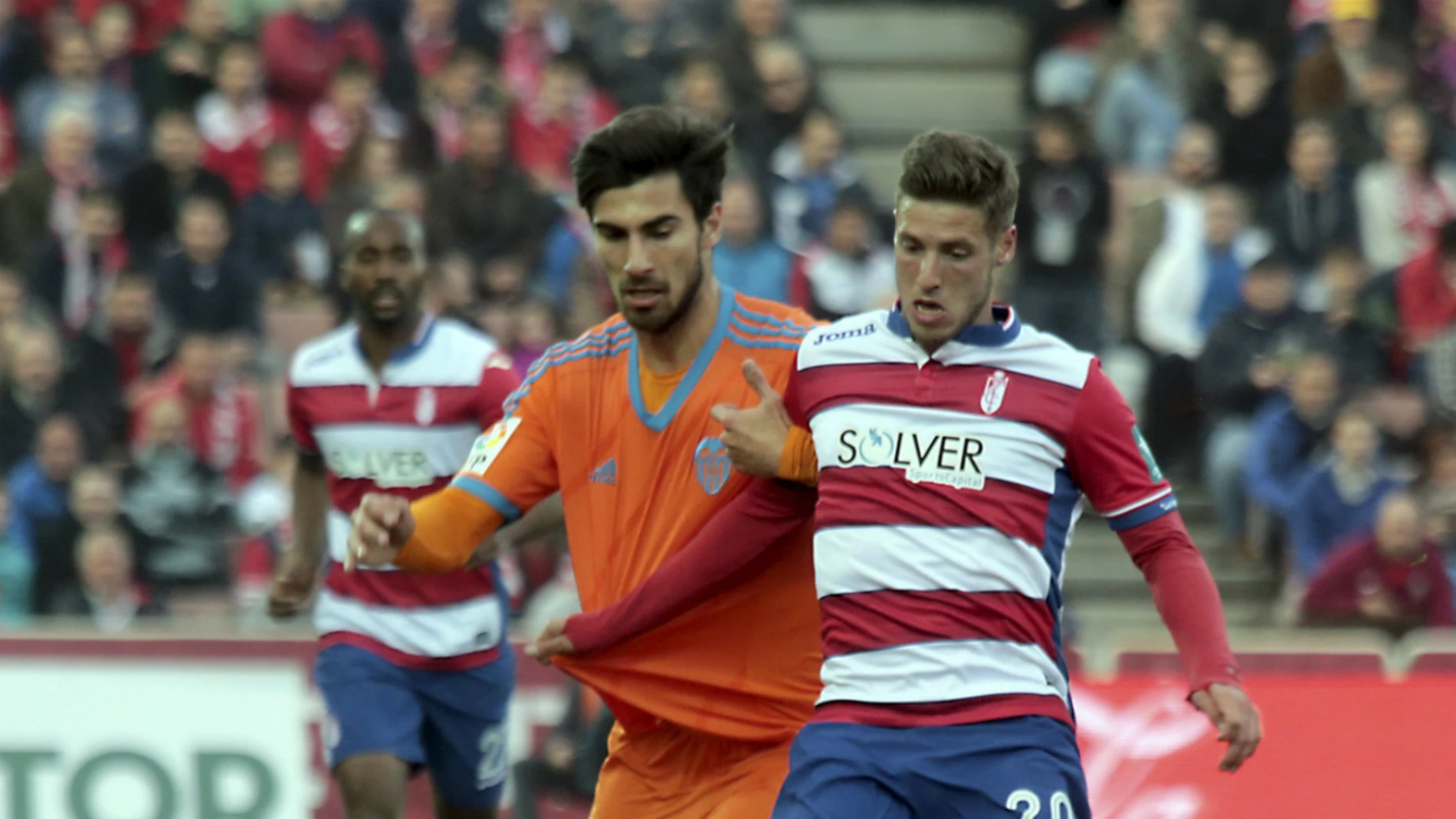André Gomes y Rubén Pérez pelean por el balón André Gomes y Rubén Pérez pelean por el balón