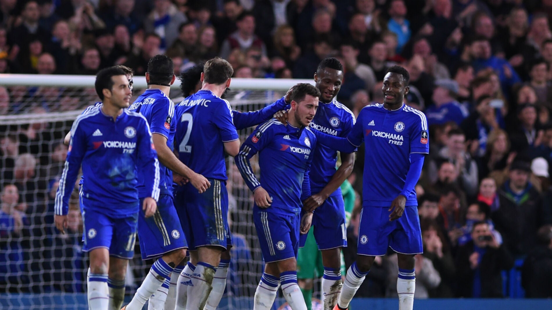 Hazard festeja un gol con sus compa&ntilde;eros