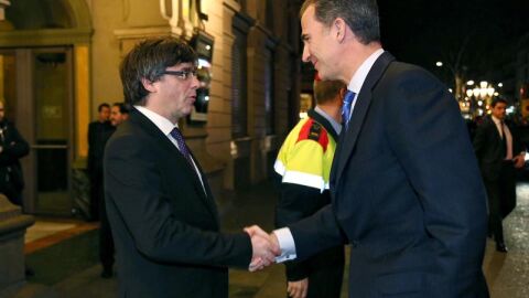 El Rey y Carles Puigdemont se saludan por primera vez