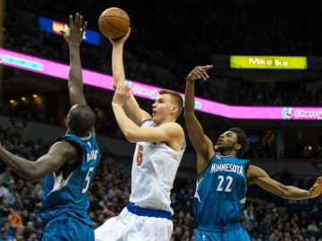 Kristaps Porzingis entra a canasta ante la defensa de los Minnesota Timberwolves