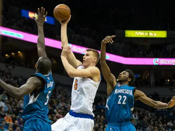 Kristaps Porzingis entra a canasta ante la defensa de los Minnesota Timberwolves Kristaps Porzingis entra a canasta ante la defensa de los Minnesota Timberwolves