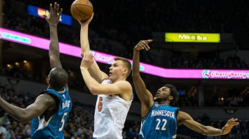 Kristaps Porzingis entra a canasta ante la defensa de los Minnesota Timberwolves