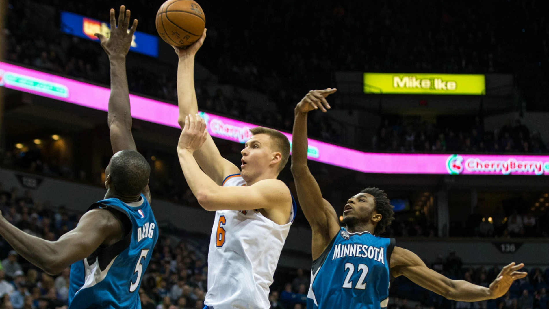 Kristaps Porzingis entra a canasta ante la defensa de los Minnesota Timberwolves Kristaps Porzingis entra a canasta ante la defensa de los Minnesota Timberwolves