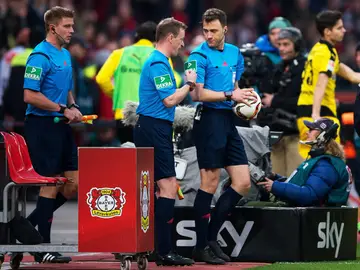 El árbitro del Leverkusen - Dortmund abandona el partido El árbitro del Leverkusen - Dortmund abandona el partido