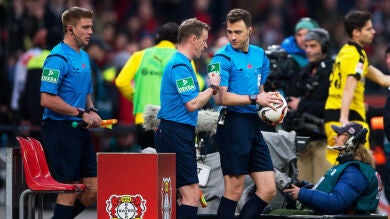 El árbitro del Leverkusen - Borussia Dortmund abandona el partido por las protestas del Bayer