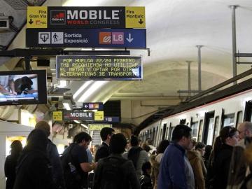 Vista de un panel informativo de la huelga que llevará a cabo el Metro de Barcelona