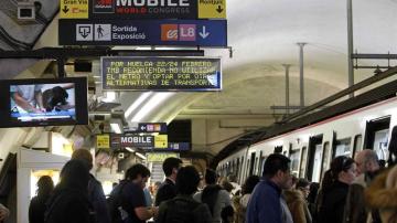 Vista de un panel informativo de la huelga que llevará a cabo el Metro de Barcelona