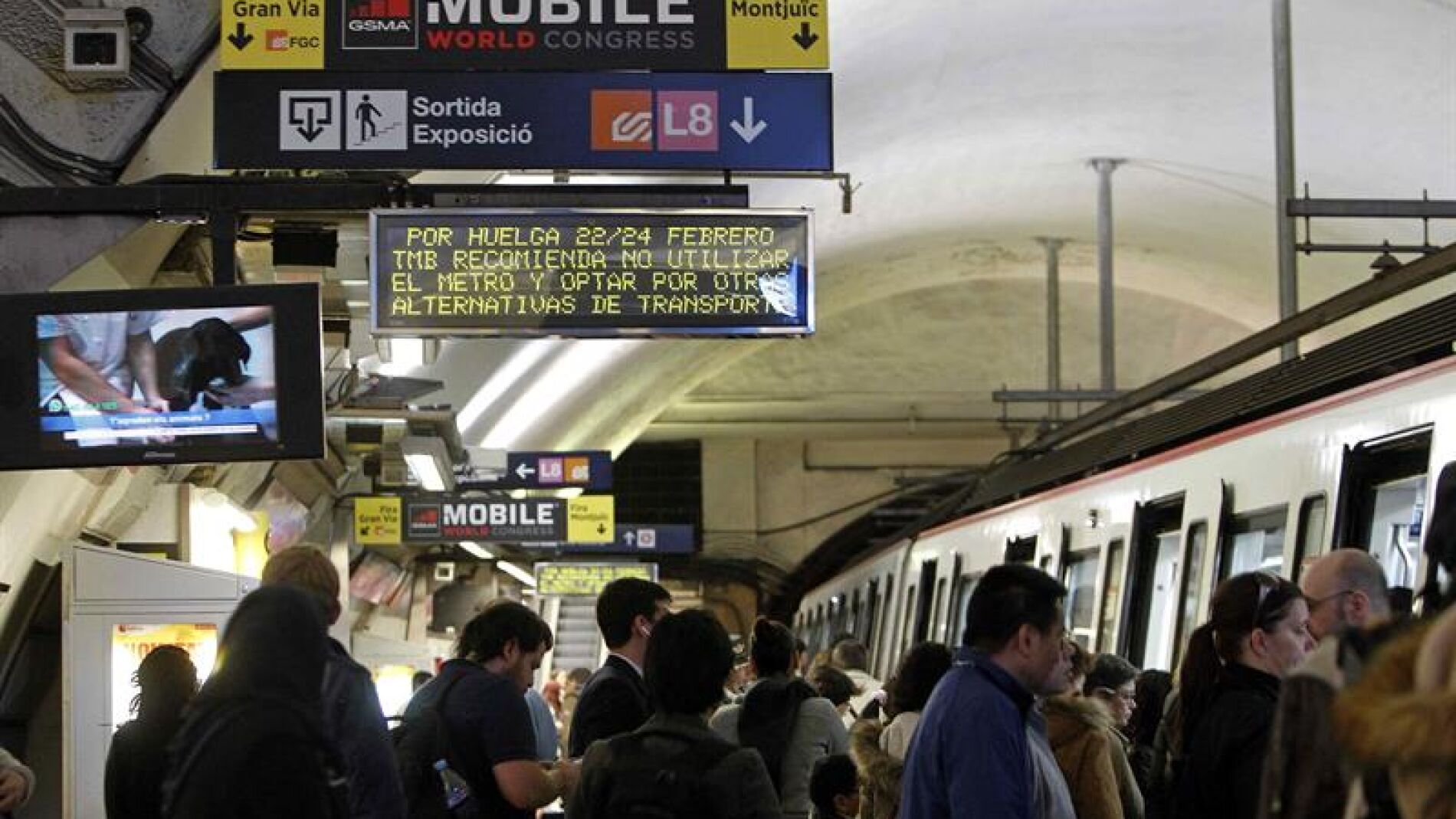 Vista de un panel informativo de la huelga que llevar&aacute; a cabo el Metro de Barcelona