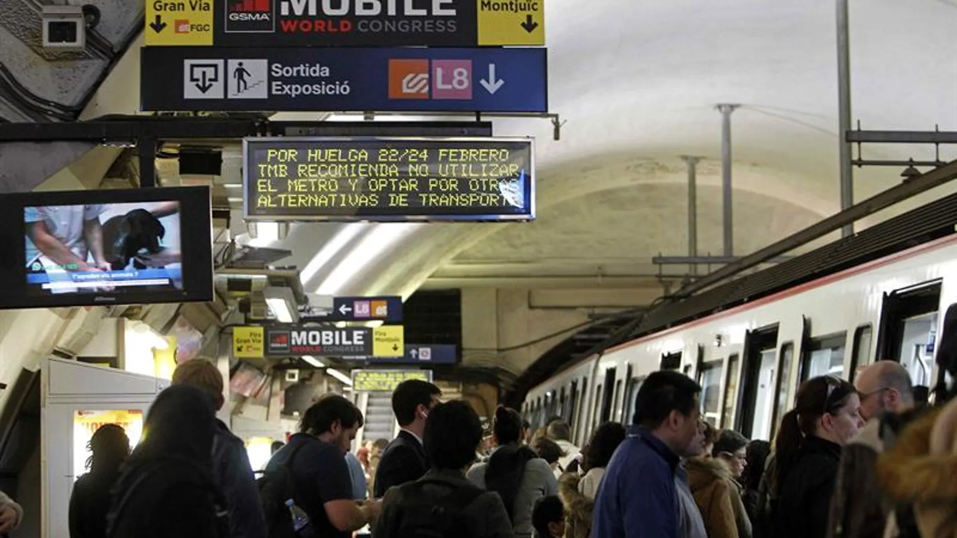 Vista de un panel informativo de la huelga que llevará a cabo el Metro de Barcelona Vista de un panel informativo de la huelga que llevará a cabo el Metro de Barcelona