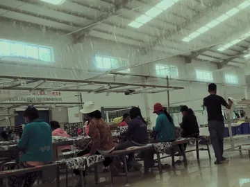 El interior de una fábrica textil en Camboya El interior de una fábrica textil en Camboya