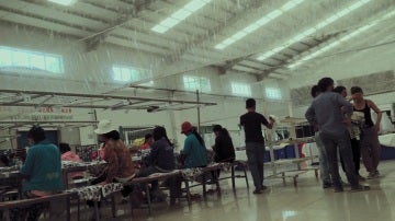 El interior de una fábrica textil en Camboya