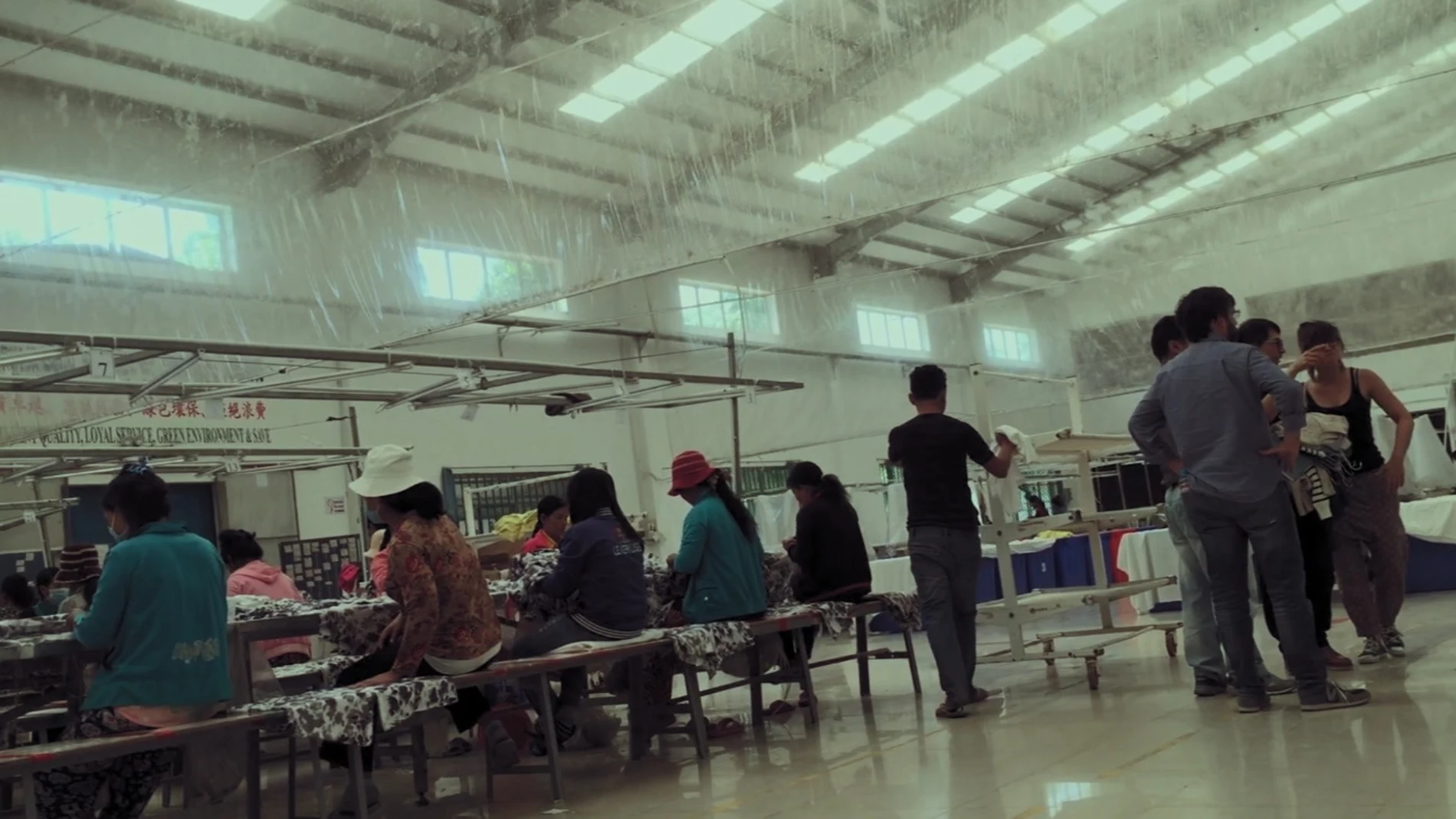 El interior de una fábrica textil en Camboya El interior de una fábrica textil en Camboya
