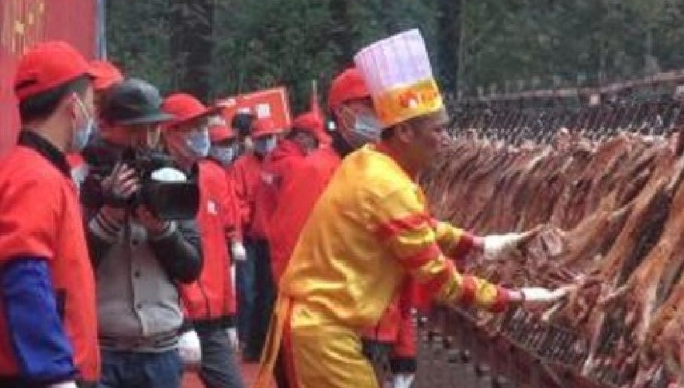 El "maestro asador" chino logra su tercer Guiness por asar 216 corderos a la vez