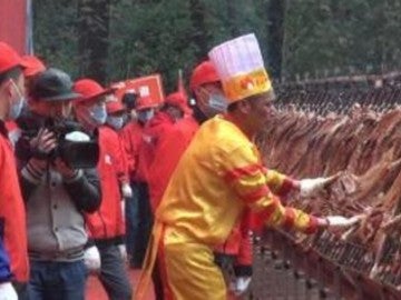 El "maestro asador" chino logra su tercer Guiness por asar 216 corderos a la vez El "maestro asador" chino logra su tercer Guiness por asar 216 corderos a la vez