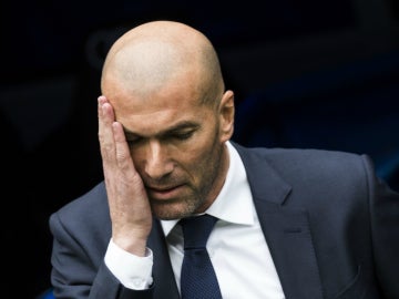 Zidane se lleva la mano a la cara
