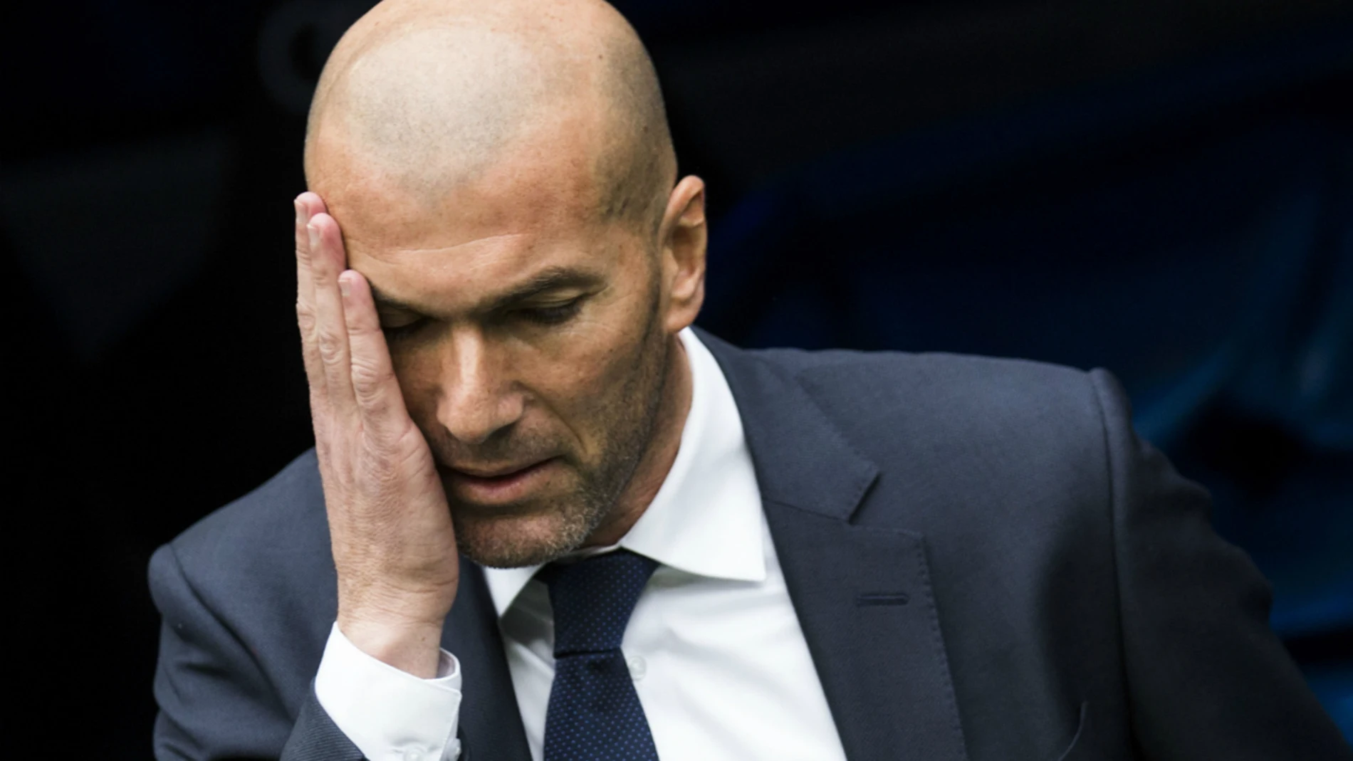 Zidane se lleva la mano a la cara Zidane se lleva la mano a la cara
