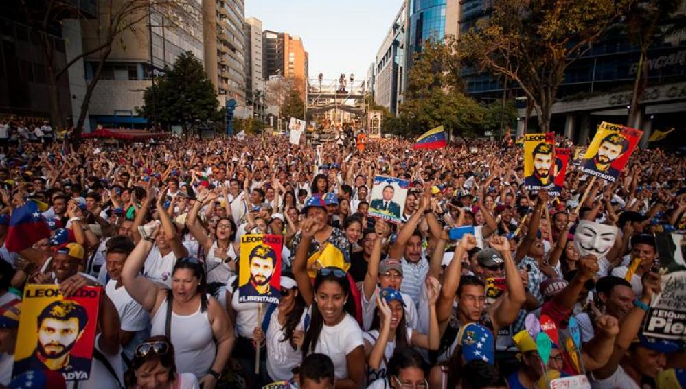 Cientos de personas participan una manifestación