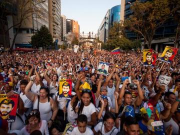  Cientos de personas participan una manifestación