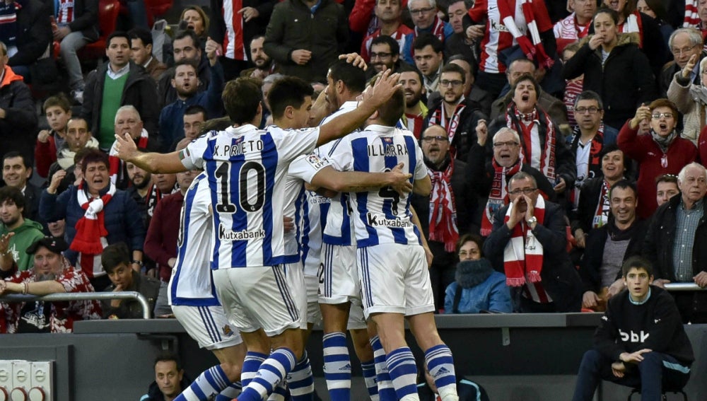 Los jugadores de la Real Sociedad celebran un gol