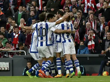 Los jugadores de la Real Sociedad celebran un gol Los jugadores de la Real Sociedad celebran un gol