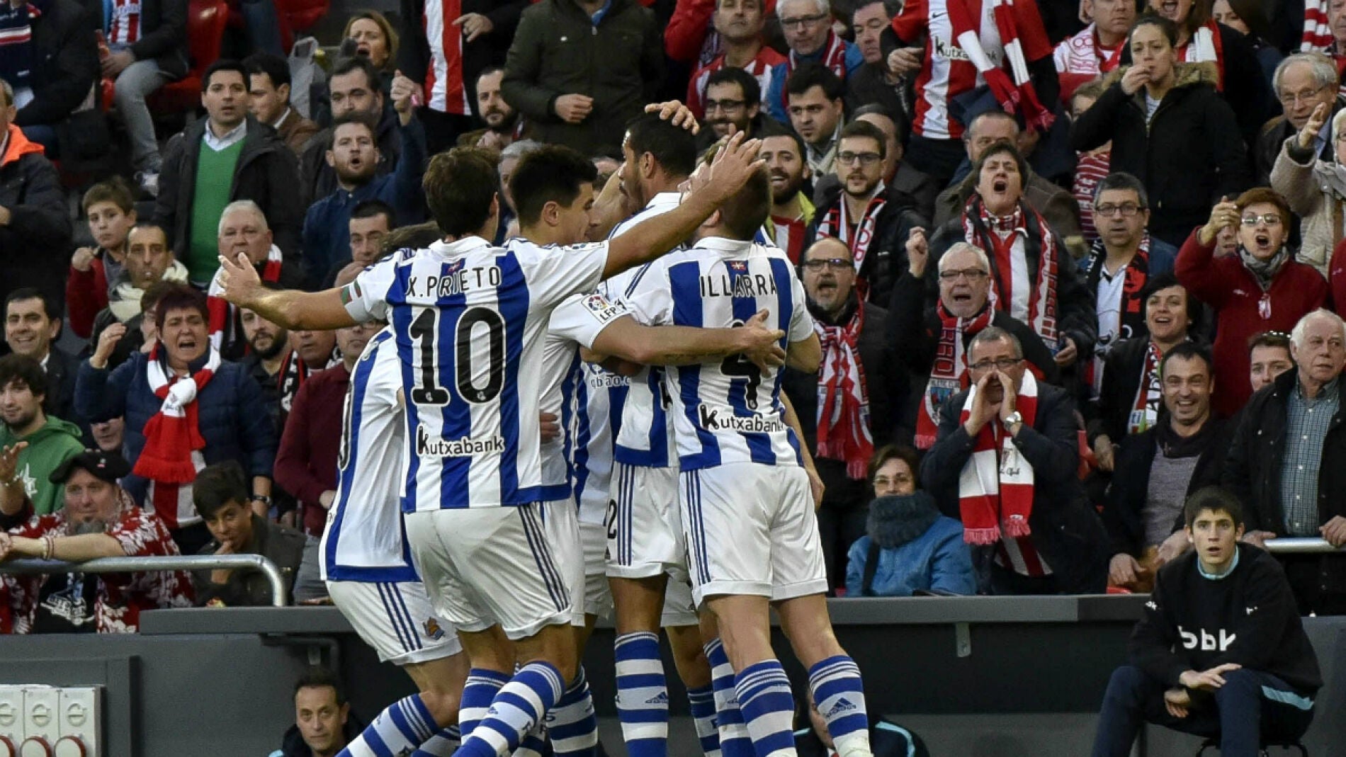 Los jugadores de la Real Sociedad celebran un gol