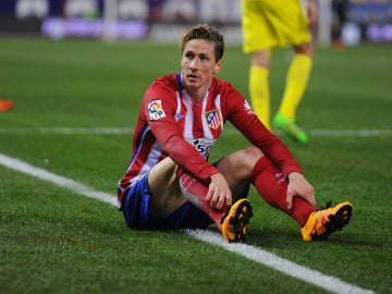 Torres, sentado en el césped