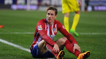 Torres, sentado en el césped