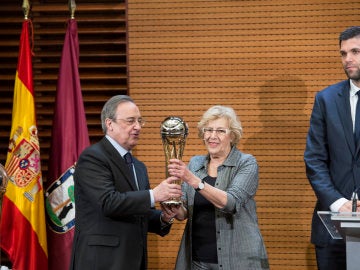 Florentino Pérez, junto a la alcaldesa de Madrid, Manuela Carmena