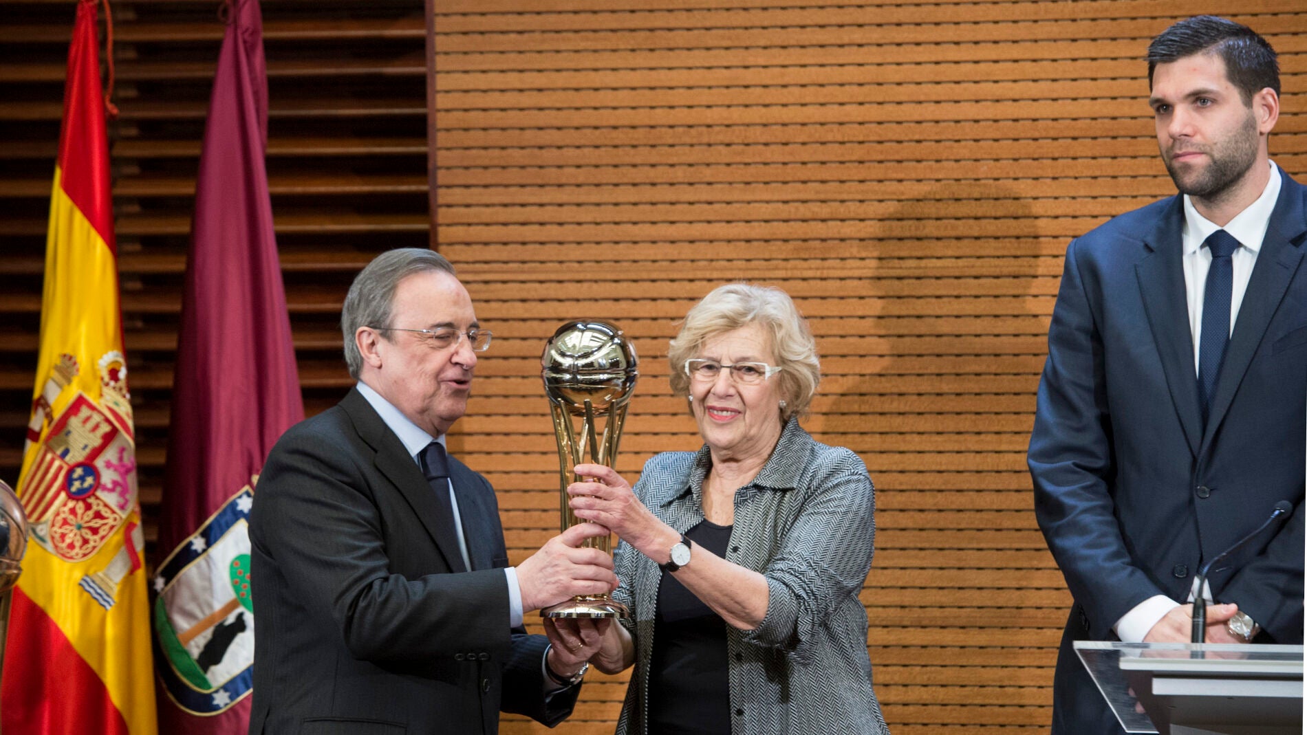 Florentino P&eacute;rez, junto a la alcaldesa de Madrid, Manuela Carmena