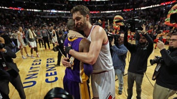 Pau Gasol y Kobe Bryant se abrazan en el United Center