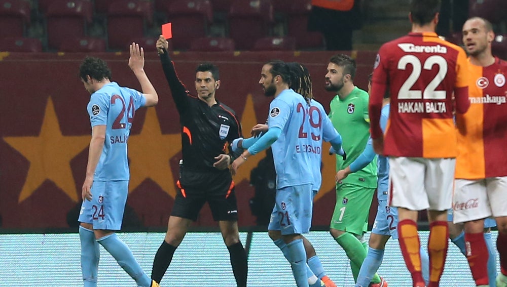 Deniz Ates Bitnel, árbitro turco, expulsando a un jugador 