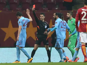 Deniz Ates Bitnel, árbitro turco, expulsando a un jugador Deniz Ates Bitnel, árbitro turco, expulsando a un jugador