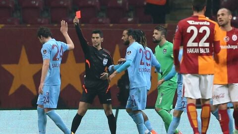 Deniz Ates Bitnel, &aacute;rbitro turco, expulsando a un jugador 