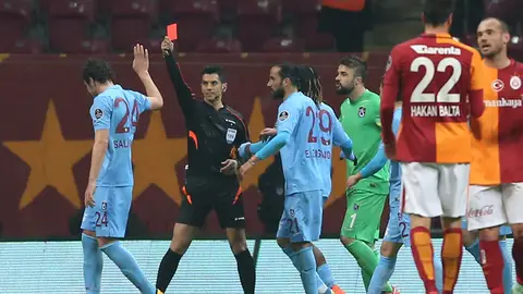 Deniz Ates Bitnel, árbitro turco, expulsando a un jugador Deniz Ates Bitnel, árbitro turco, expulsando a un jugador