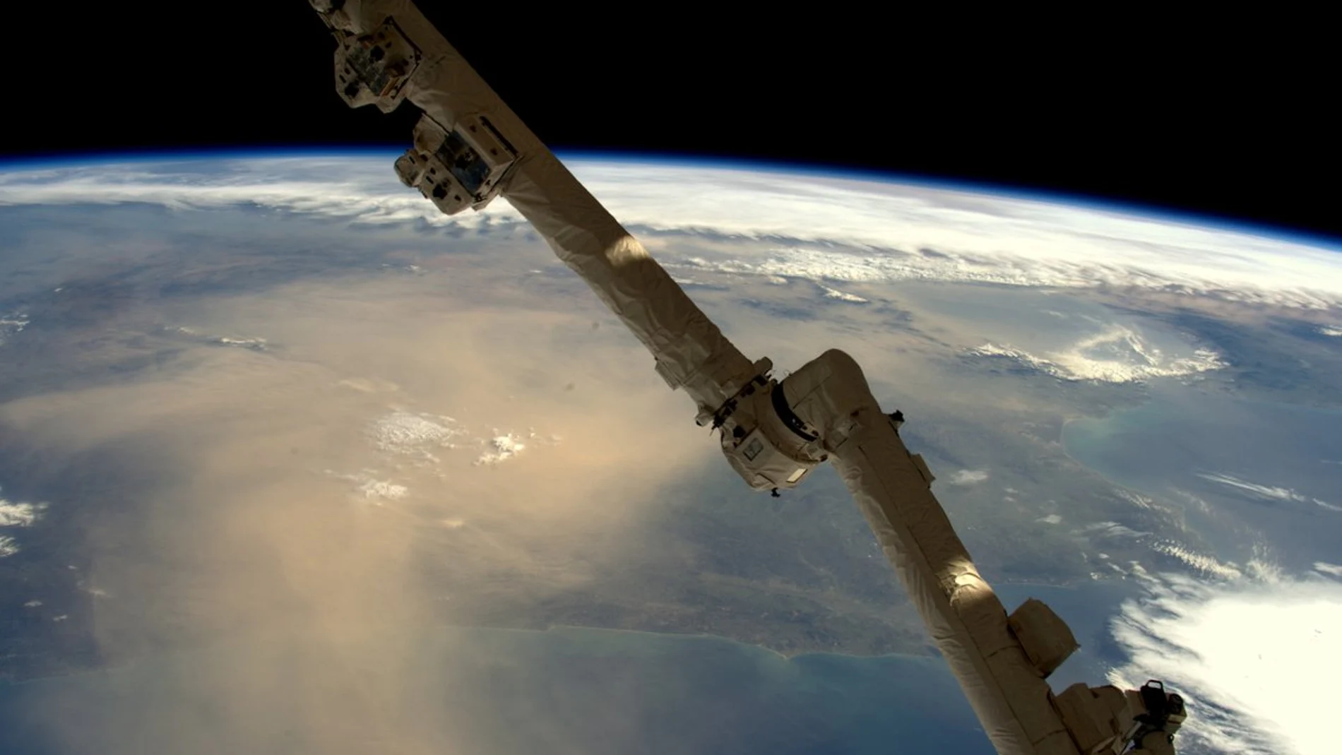 Nube de arena de origen africano encima de la Península Ibérica Nube de arena de origen africano encima de la Península Ibérica
