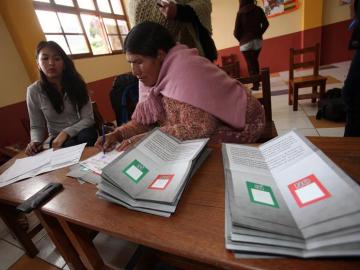 Jurados electorales comienzan el recuento de votos en Bolivia