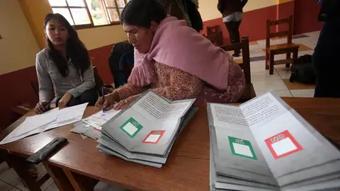 Jurados electorales comienzan el recuento de votos en Bolivia Jurados electorales comienzan el recuento de votos en Bolivia
