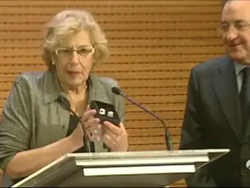 Frame 23.219268 de: Manuela Carmena recibe al Madrid de baloncesto con ceniceros y gemelos Frame 23.219268 de: Manuela Carmena recibe al Madrid de baloncesto con ceniceros y gemelos