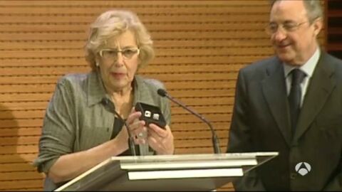 Frame 23.219268 de: Manuela Carmena recibe al Madrid de baloncesto con ceniceros y gemelos